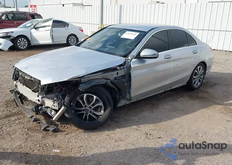 2017 Mercedes-Benz C 300 z USA, uszkodzony, nr VIN 55SWF4JB2HU221241